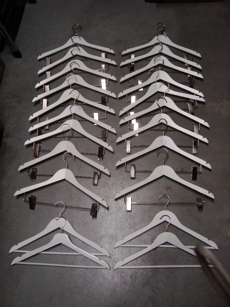 22 cintres bois blanc, Vêtements | Femmes, Enlèvement, Comme neuf, Bois, Adultes