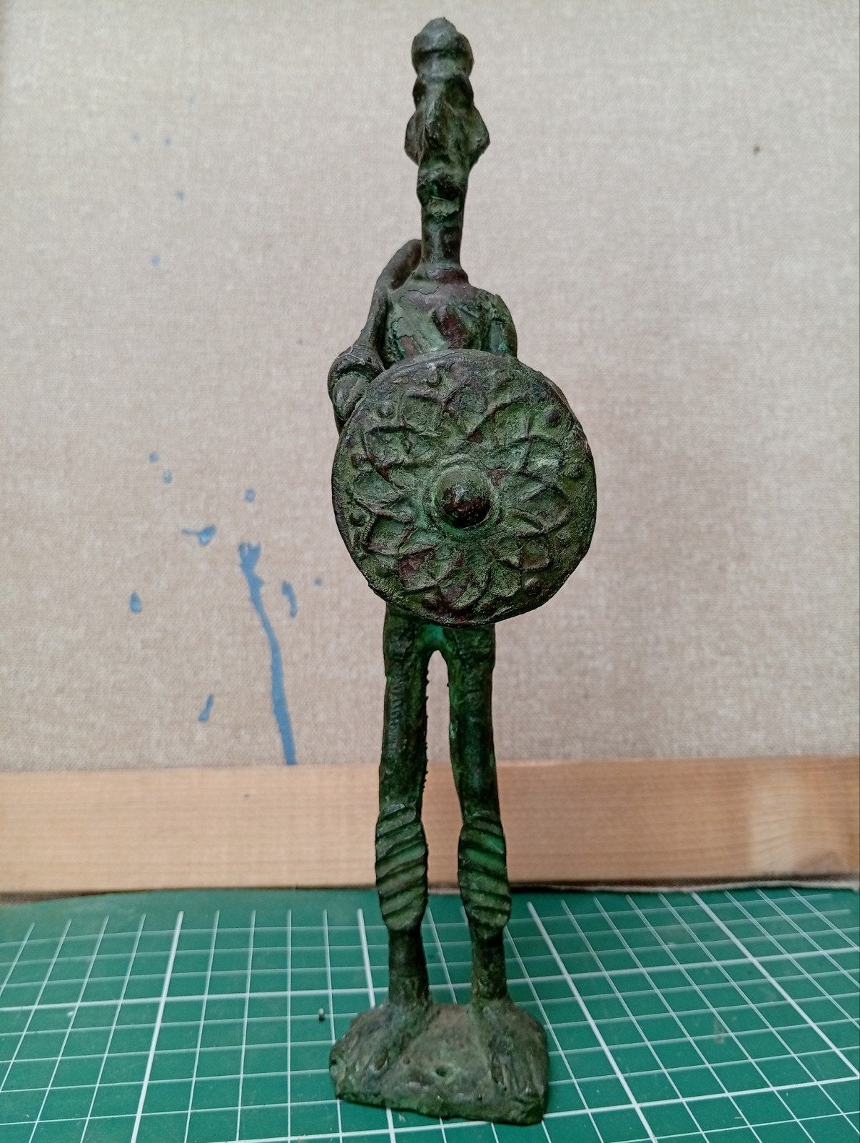Le Guerrier . Bronze massif à patine verte signé d'Aspro, Enlèvement ou Envoi, Bronze