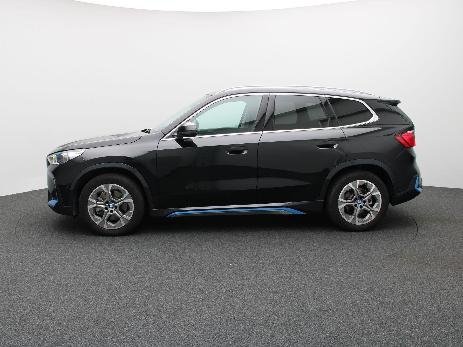 BMW iX1 xDrive30 (automatique), Autos, Entreprise, Carnet d'entretien, Noir, 5 portes