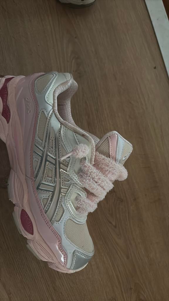 Chaussure asics rose, Sports & Fitness, Envoi, Comme neuf