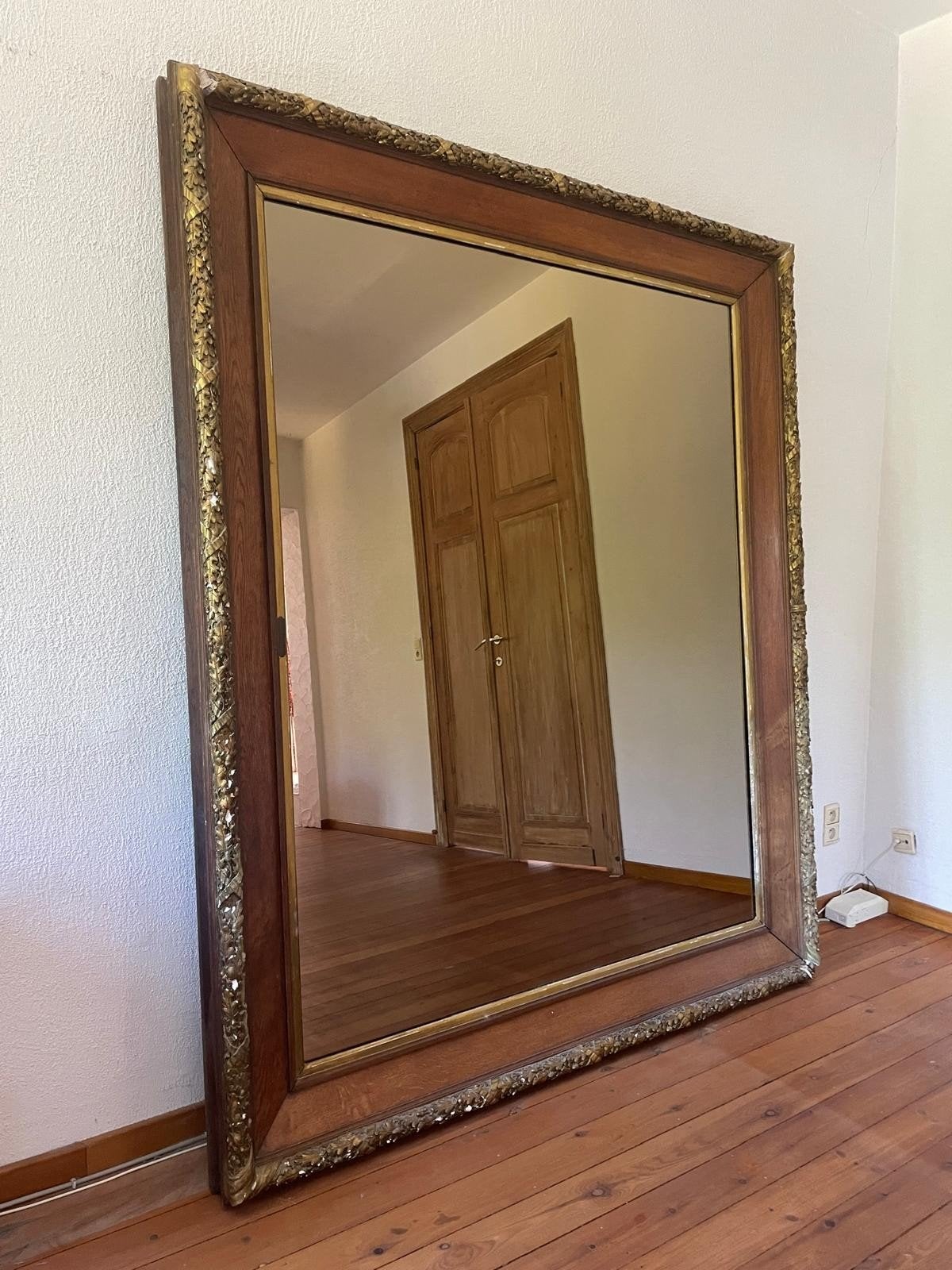 Grand miroir ancien, Enlèvement