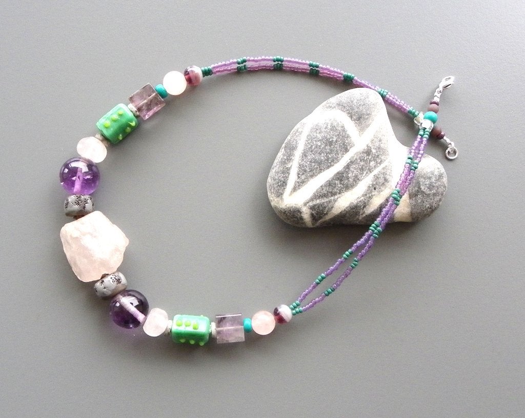 Etnische ketting met roze kwarts, amethisten en turkoois, Nieuw, Ophalen of Verzenden, Steen of Mineraal, Roze