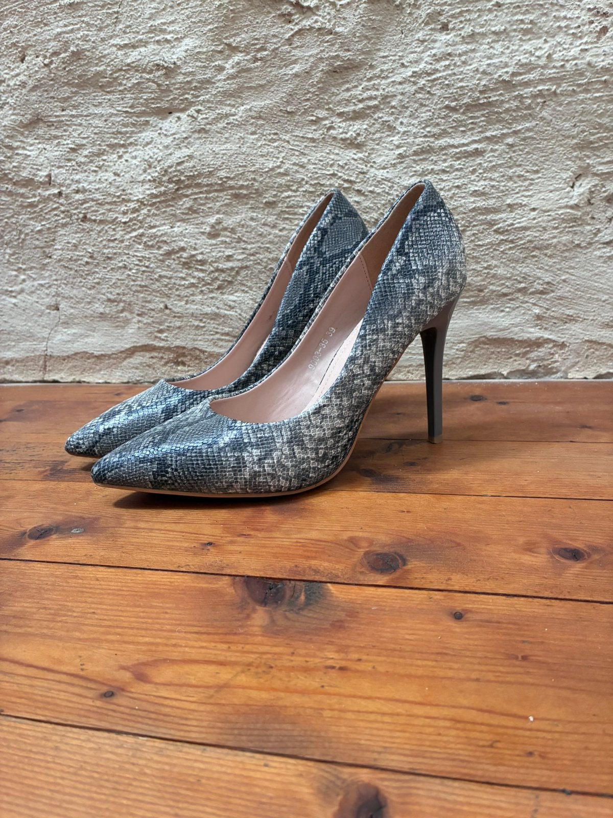 Escarpins effet python gris/noir – Taille 39 30€, Vêtements | Femmes, Chaussures, Escarpins, Comme neuf, Enlèvement, Noir