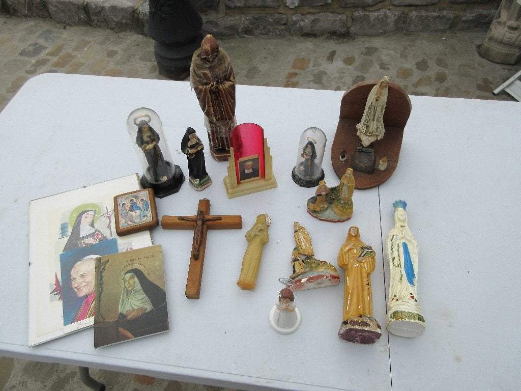 Lot de statues diverses de saints et religieuses état usagé, Enlèvement