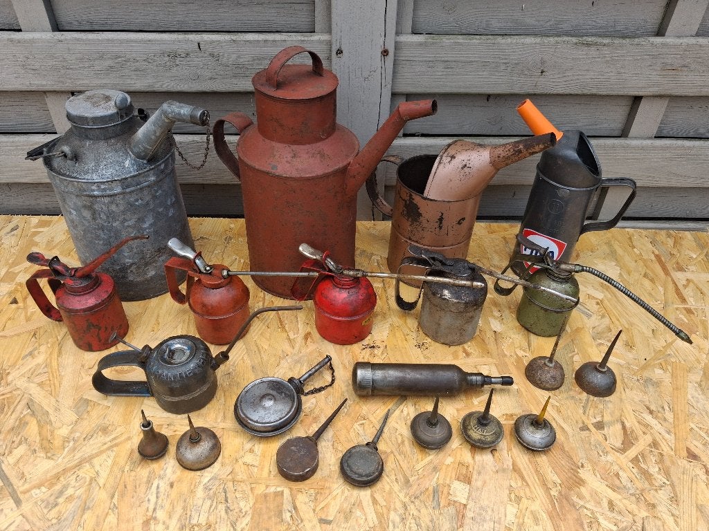 lot oude oliekannen en oliespuiten...ledig..alles in 1 lot., Ophalen
