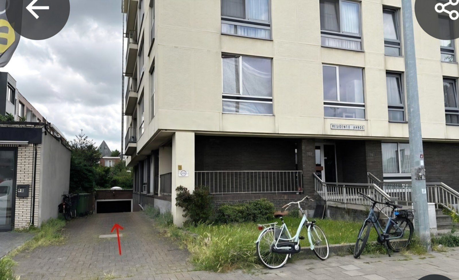 2 places de parking à vendre et 3 cyclomoteurs