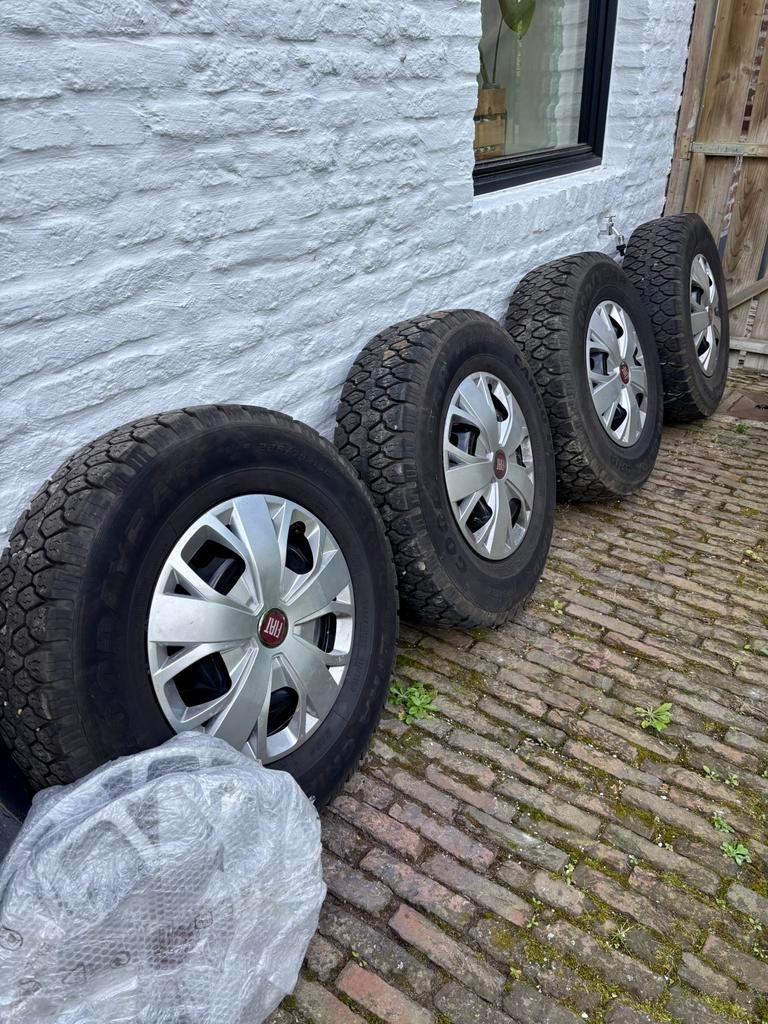 Set van 4 winterbanden Good Year 225/75R16C, Auto-onderdelen, Ophalen, Winterbanden, Velg(en)