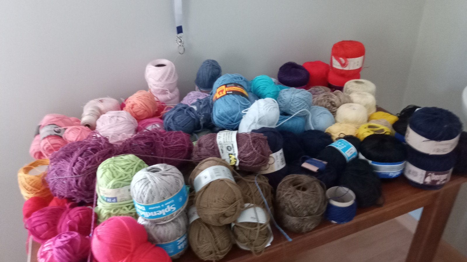 av lot  4kg 400 de coton différents couleurs, Enlèvement ou Envoi, Comme neuf, Tricot ou Crochet, Aiguille