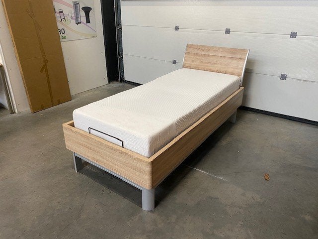 (4) Bed 1 persoon met duurdere matras erbij., Ophalen, Zo goed als nieuw