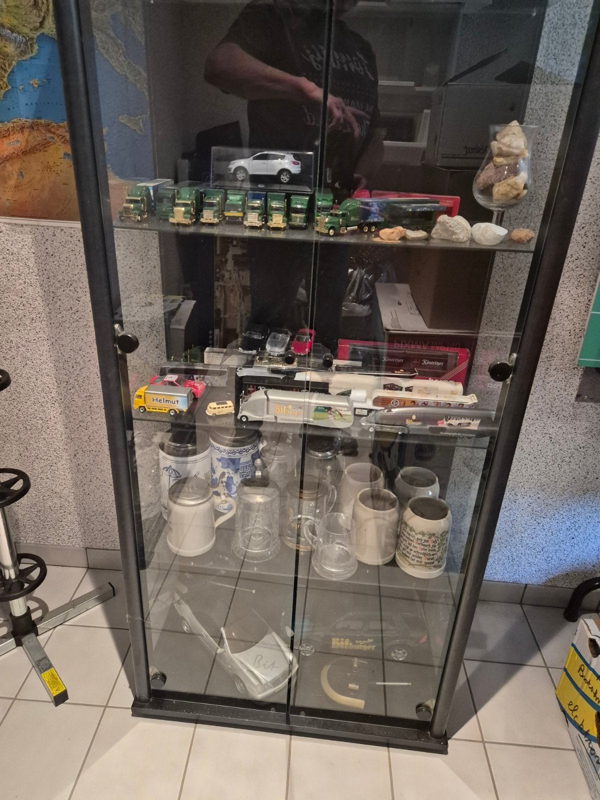 vitrine remplie d'objets « bitburger », Enlèvement