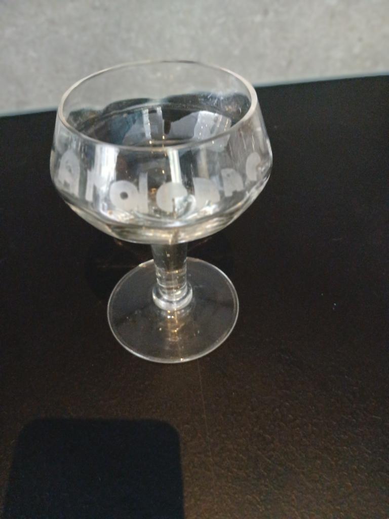 Antiek ARDENNE-glas op standaard van Brie Mathieu in Rienne, Ophalen of Verzenden, Zo goed als nieuw, Glas of Glazen, Overige merken