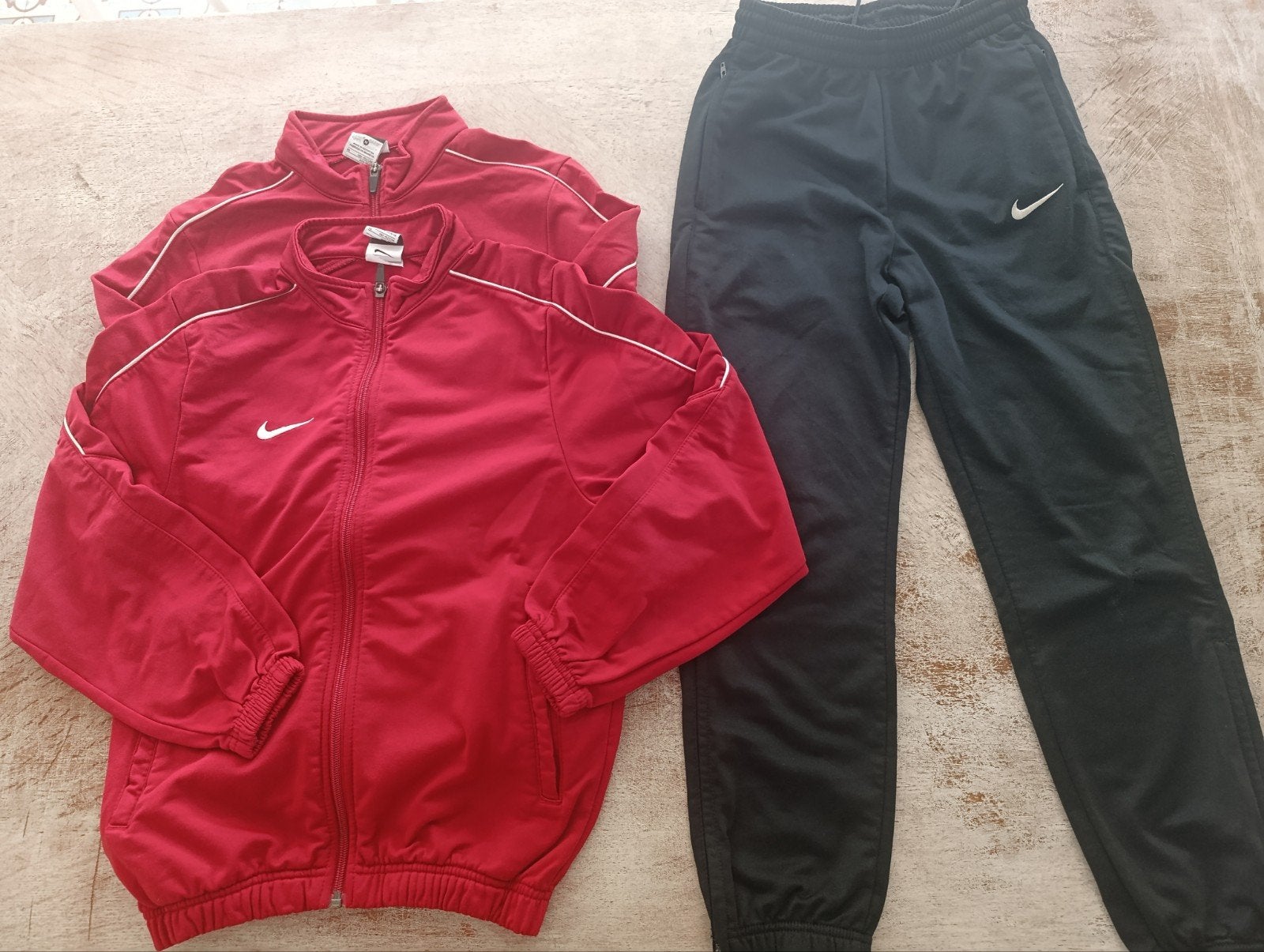 Nike training vest rood (140-152) en -broek zwart (128-140), Kinderen en Baby's, Kinderkleding | Overige, Ophalen of Verzenden