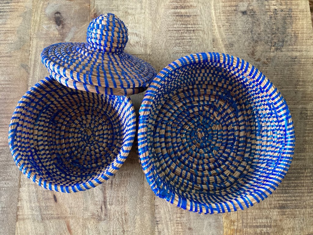 Set handgeweven Afrikaanse mandjes – Blauw/Naturel – Boho, Huis en Inrichting, Gebruikt, Mand, Gevlochten, Rond