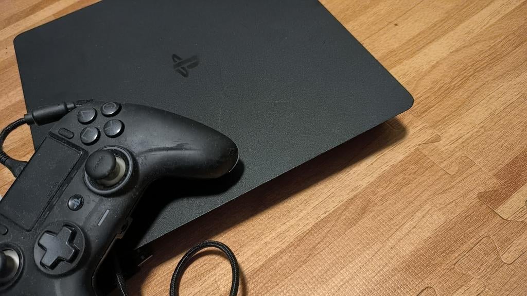 PS4 slim+ nacon controller, Games en Spelcomputers, Ophalen of Verzenden, Slim