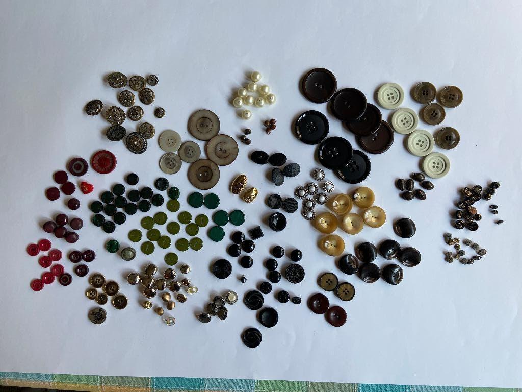 Boutons : petits/grands de différentes couleurs, Enlèvement ou Envoi, Comme neuf, Bouton ou Boutons