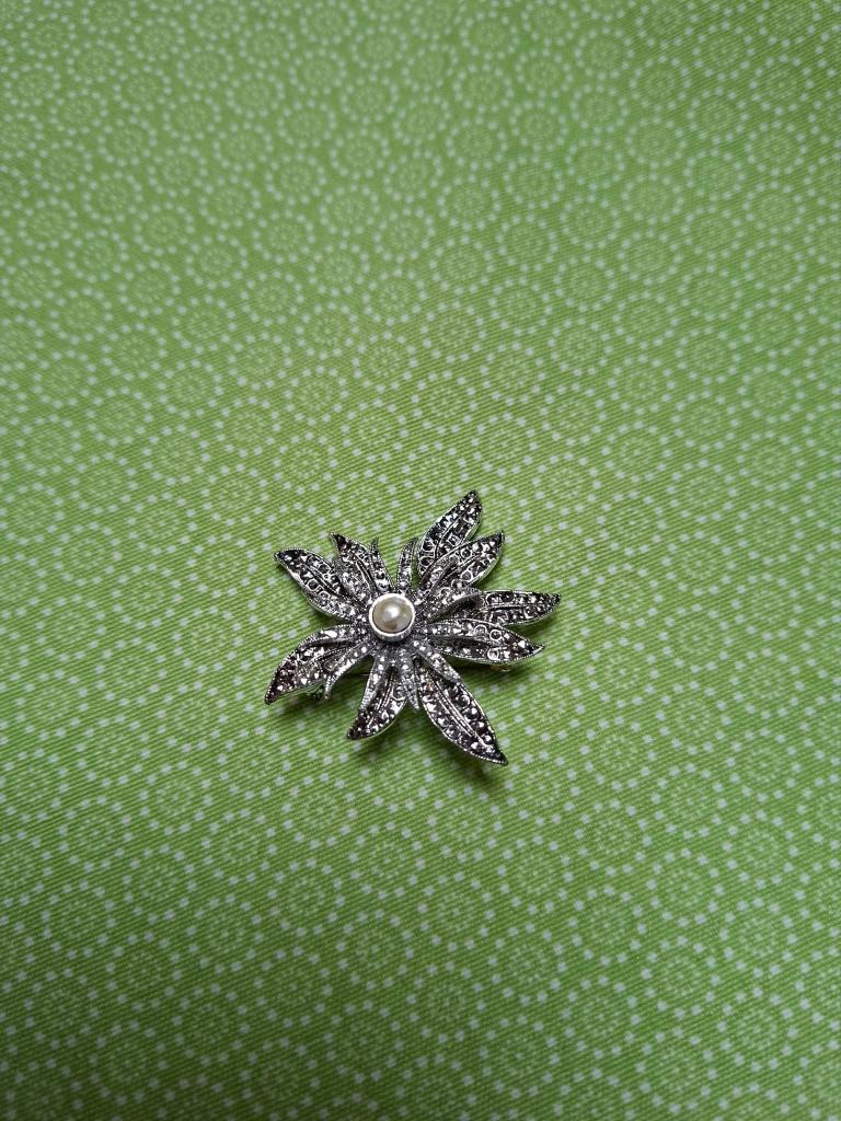 Broche en perles argentées, Bijoux, Sacs & Beauté, Broches, Enlèvement ou Envoi, 4 à 7 cm, Utilisé, Autres matériaux