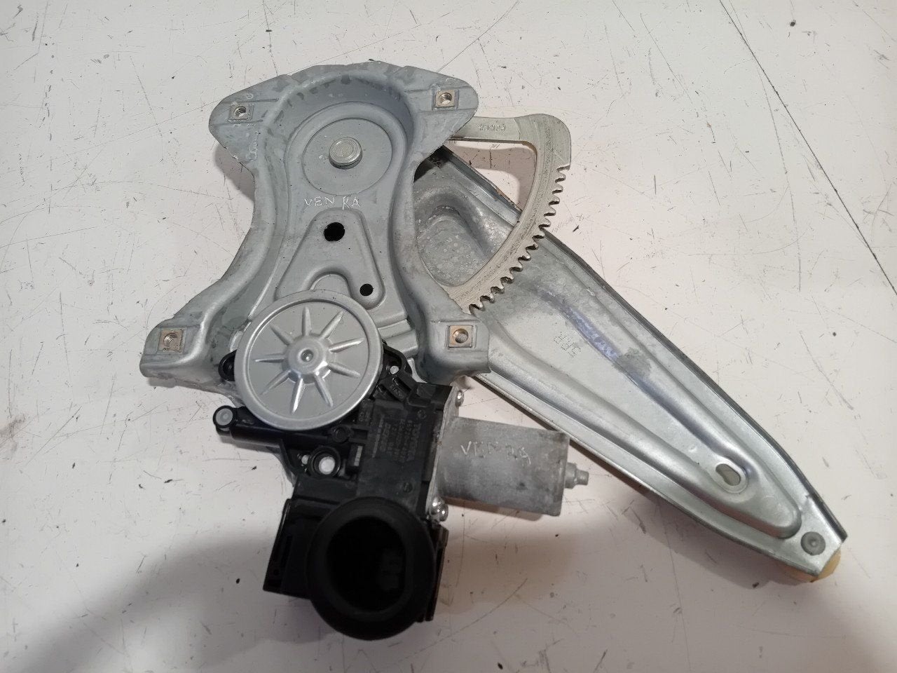 Raammechaniek elektrisch rechts achter Toyota C-HR, Onderdelen@venauto.nl, Van der Ven Autorecycling B.V., Ettenseweg 76, 4706 PB Roosendaal, The Netherlands