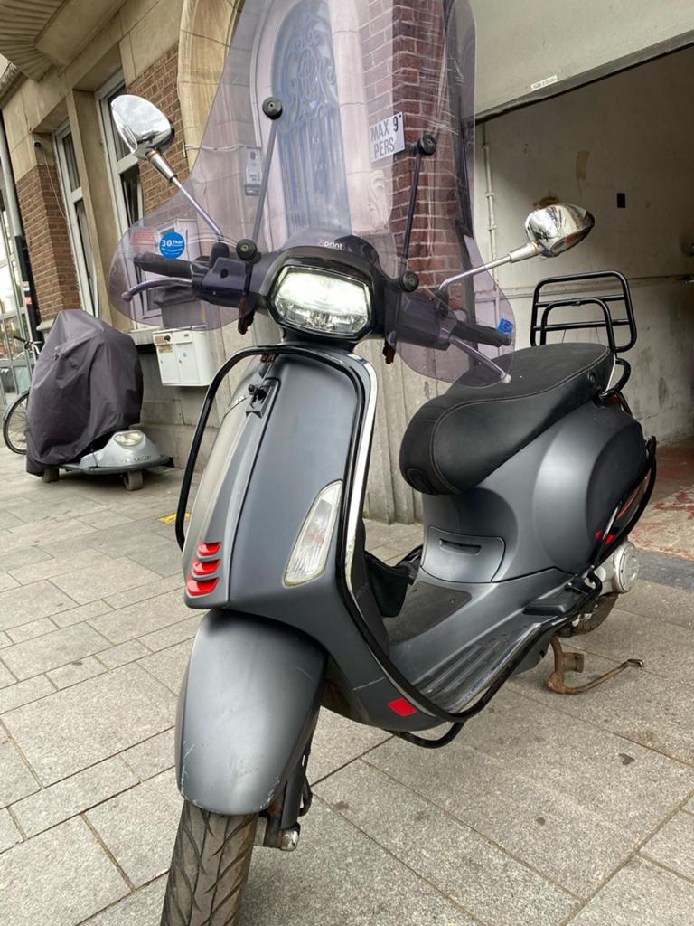 Vespa sprint grijs A klasse, Fietsen en Brommers, Ophalen, Zo goed als nieuw, Klasse A (25 km/u)