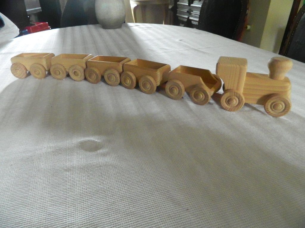 Houten trein met 5 wagonnetjes, Ophalen of Verzenden, Nieuw, Duw- of Trekspeelgoed