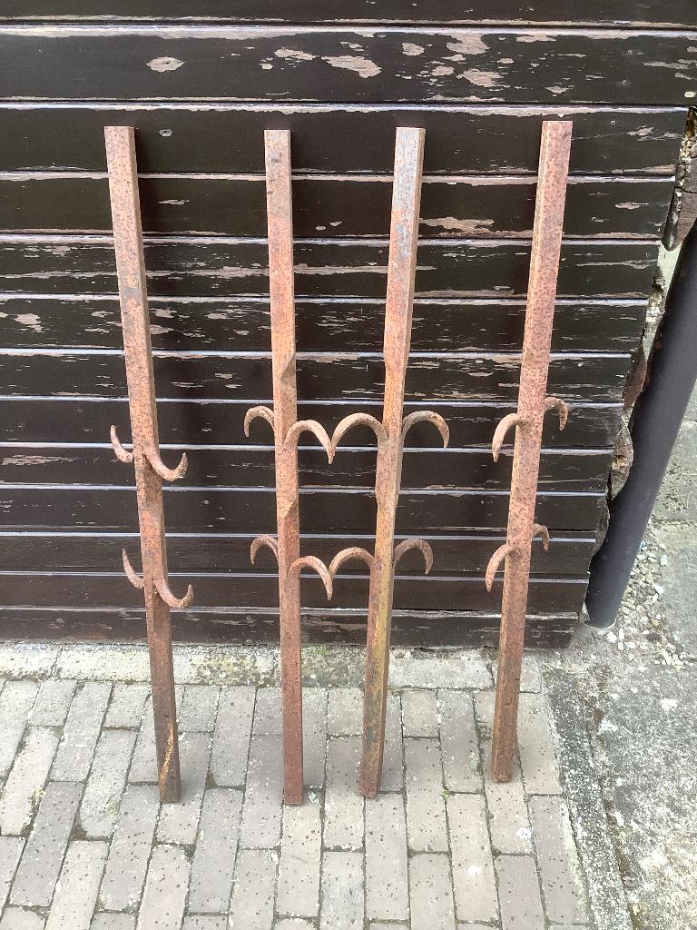 4 smeedwerkpalen  1m hoog, Ophalen, Gebruikt