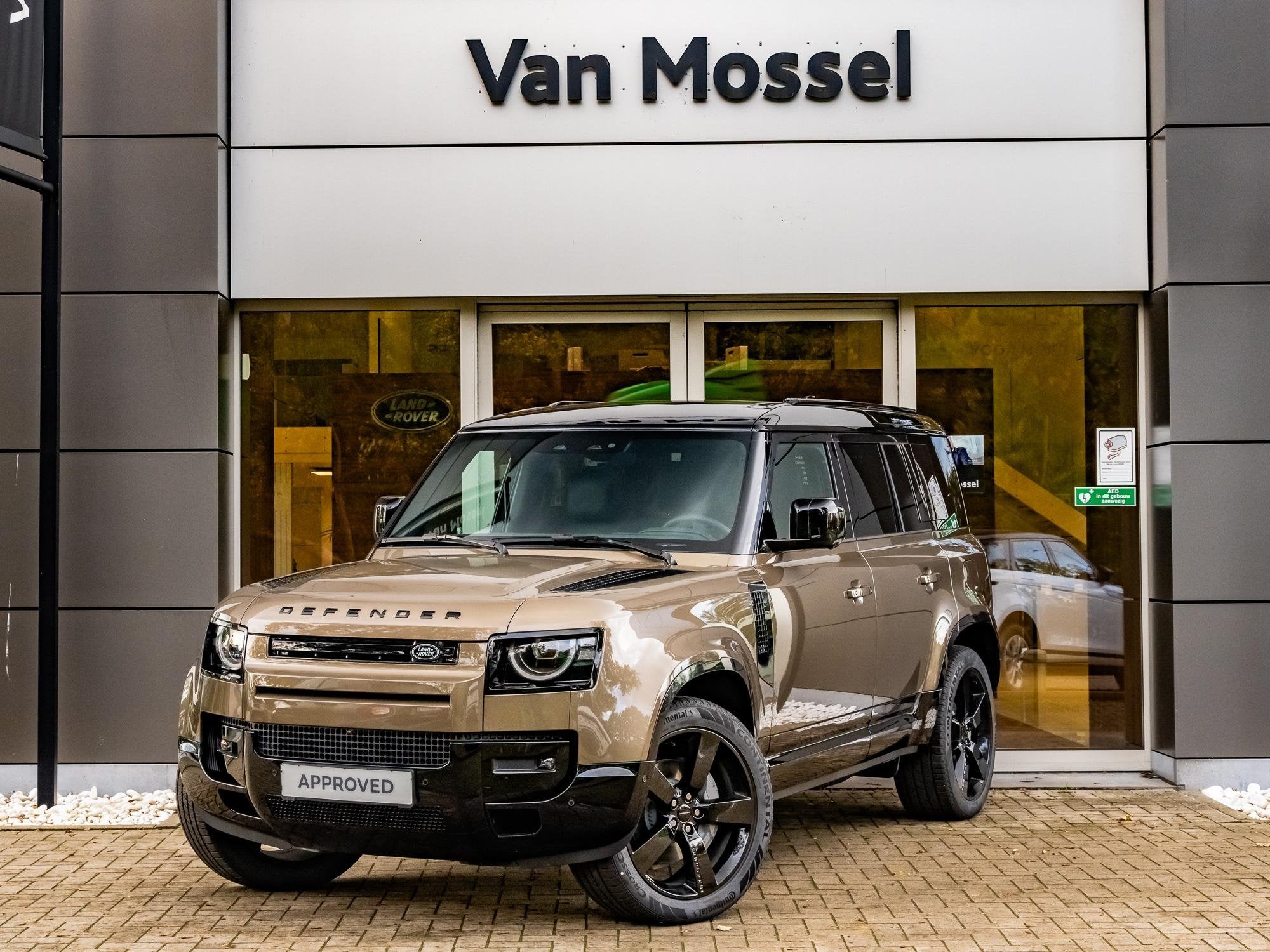 Land Rover Defender 110 P300e X-Dynamic HSE (bj 2026), Auto's, Automaat, Zwart, 300 pk, Bruin