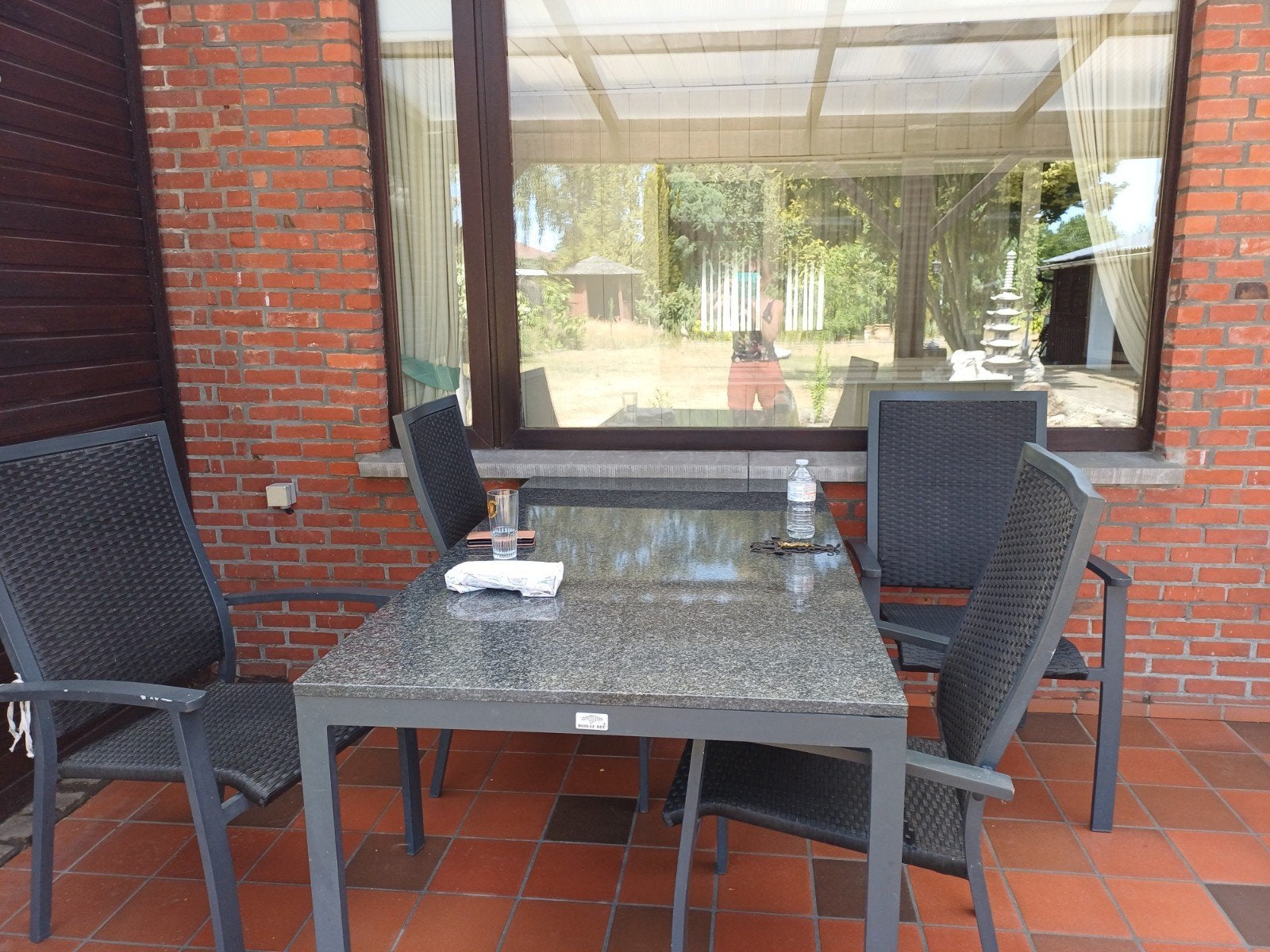 Grijze stoelen tafel ook grijs., Ophalen
