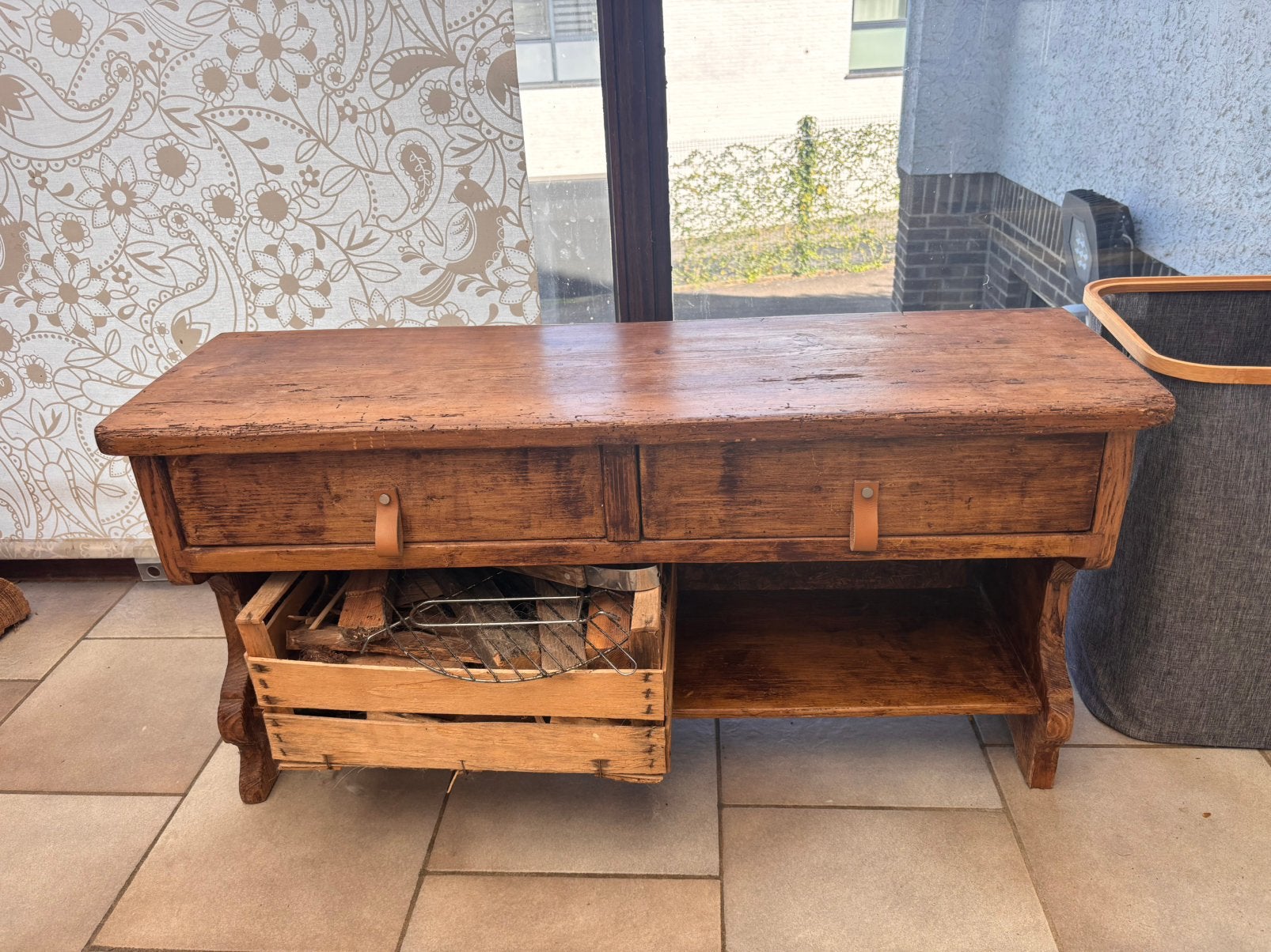 Petit meuble de salon, Enlèvement