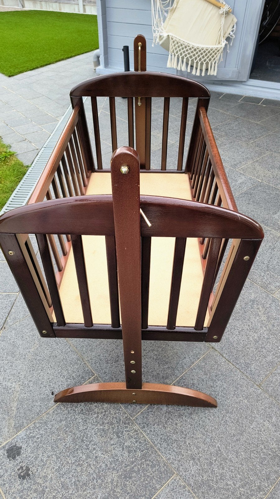 Houten babybed, Ophalen