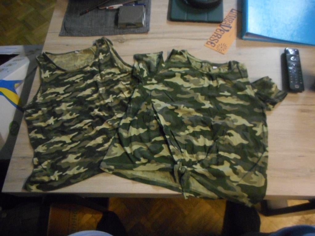 2 x leger print t shirts maat 146 - 152, Ophalen of Verzenden, Zo goed als nieuw, Meisje, Shirt of Longsleeve