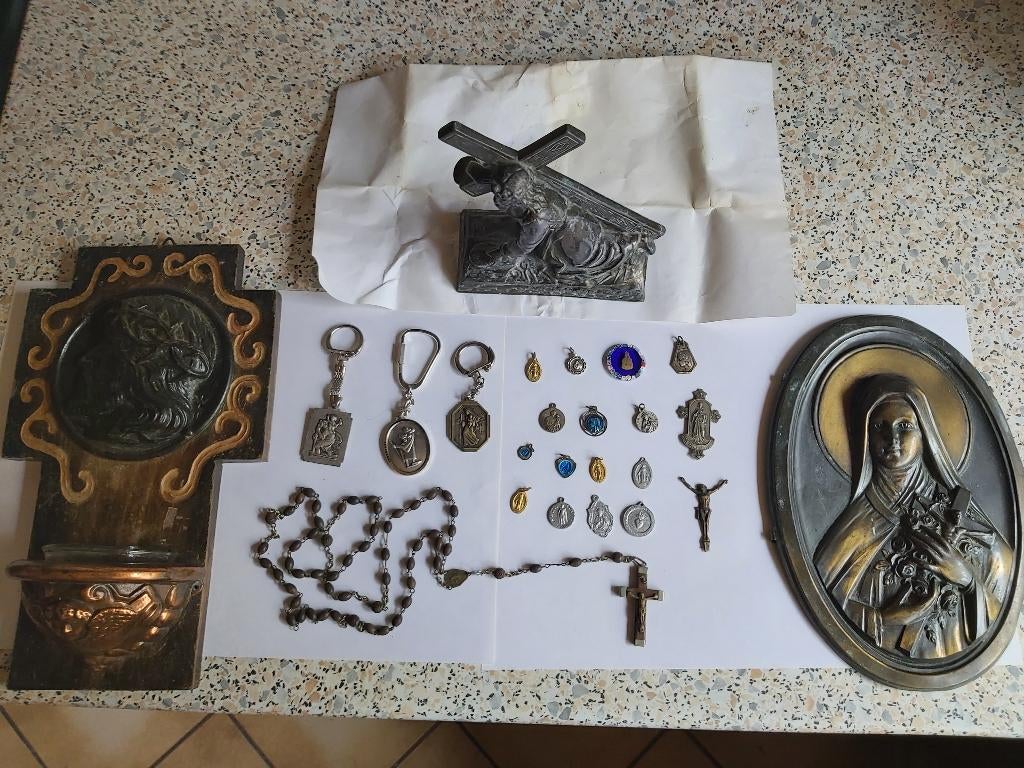 lot d'objets religieux,bénitier,médailles,chist,St christo, Antiquités & Art, Antiquités | Objets religieux, Enlèvement ou Envoi