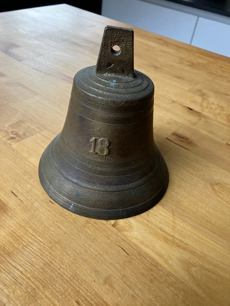 Cloche en bronze complète, Enlèvement, Bronze