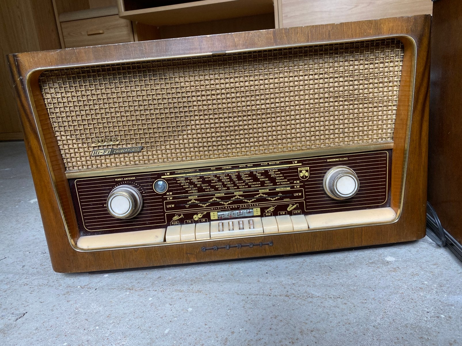 Vintage radio Grundig, Ophalen