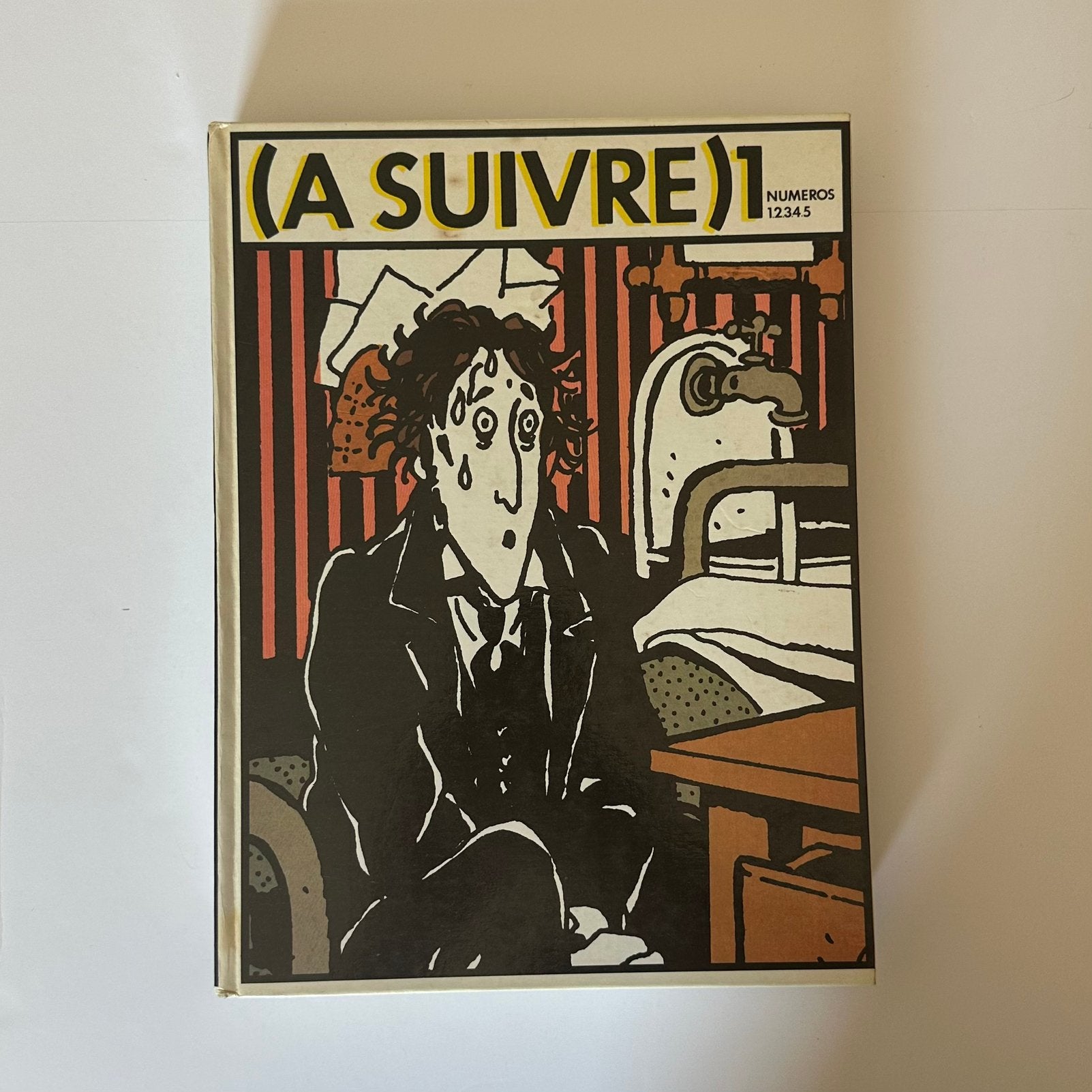 À suivre reliure n1 : Sokal, Pratt, Tardi, Schuiten,…, Envoi, Autres personnages, Comme neuf, Livre ou Jeu