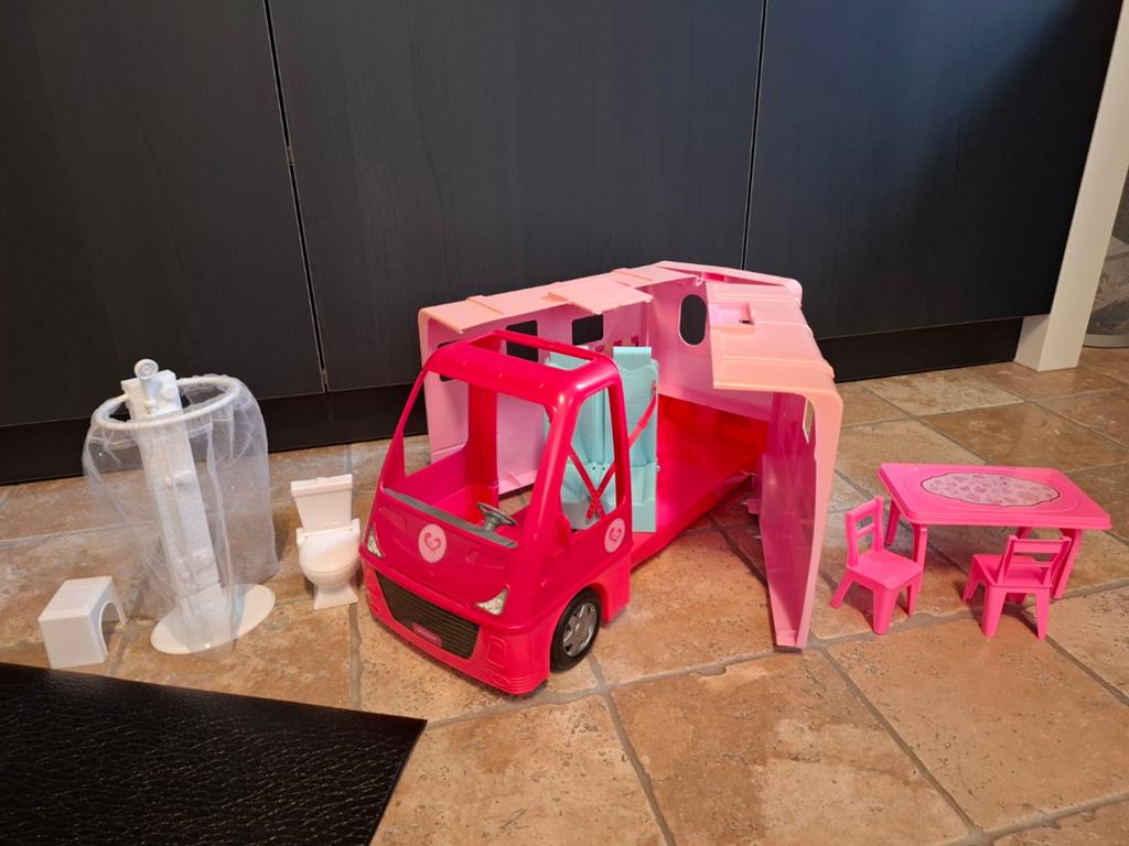 Camper Barbie met douche en toilet+ tafel en 2 stoelen, Kinderen en Baby's, Ophalen
