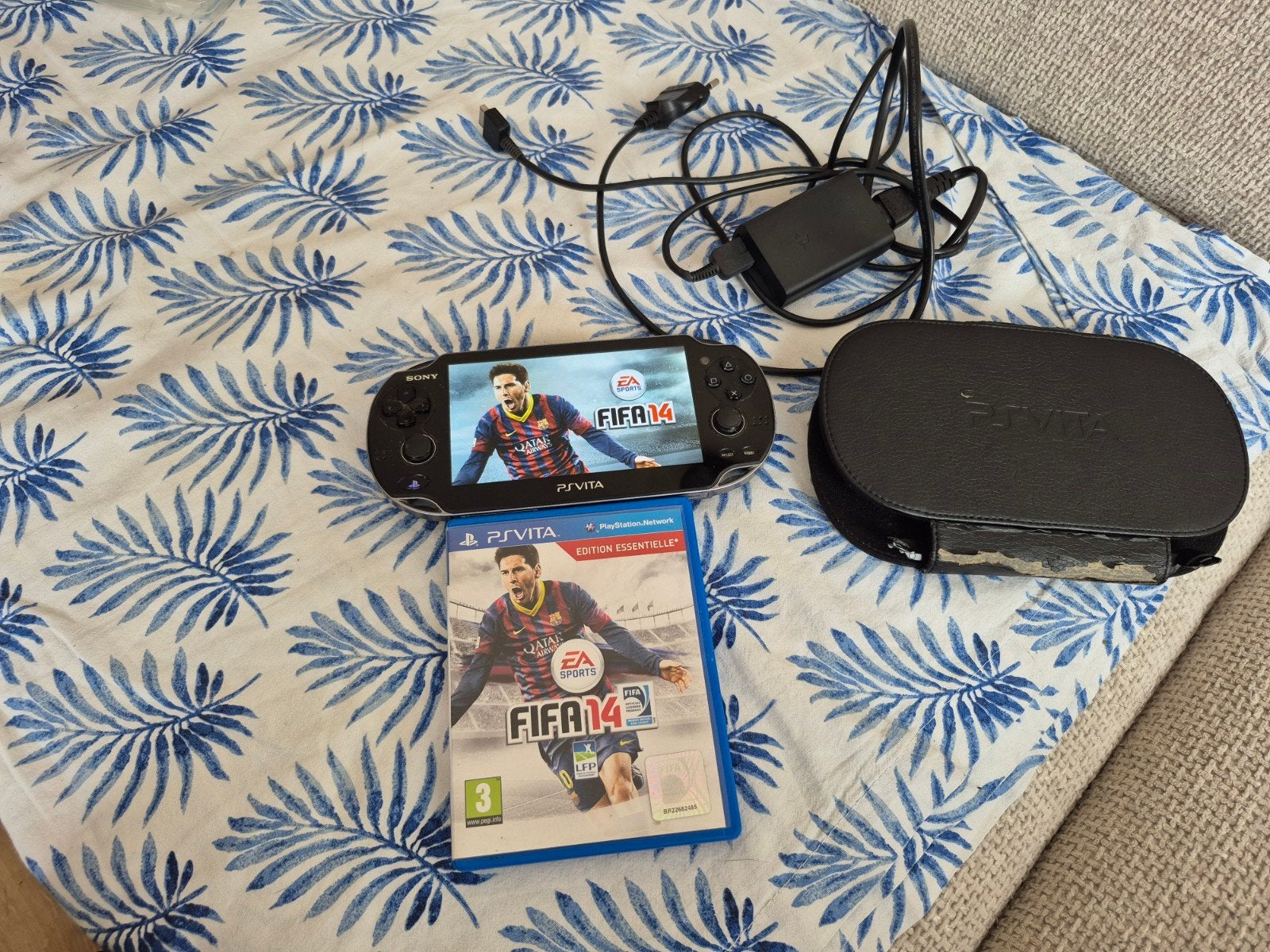 console playstation sony ps vita japonaise 8gb fifa 14, Consoles de jeu & Jeux vidéo, Enlèvement ou Envoi, Comme neuf, Noir, Avec jeux