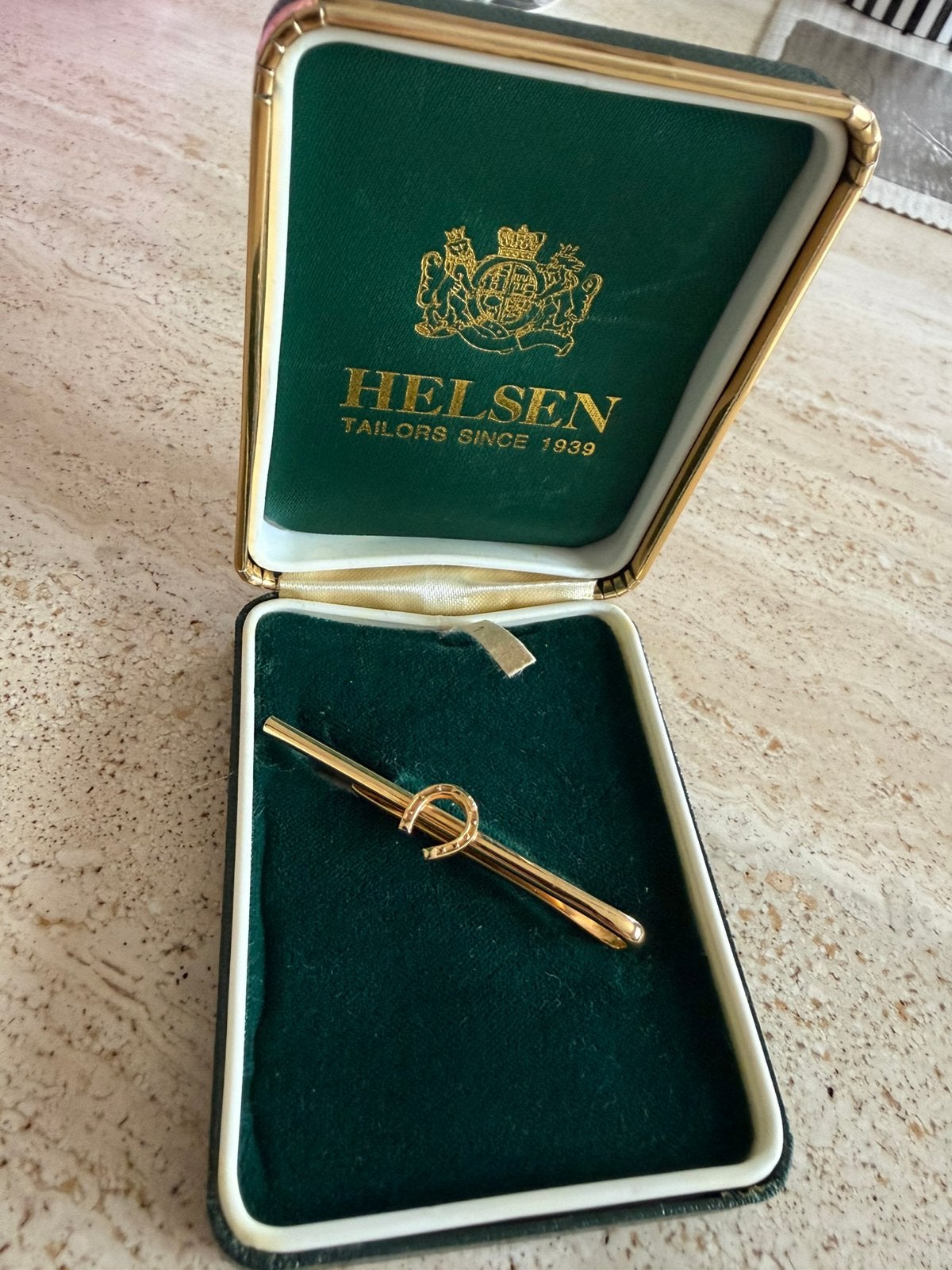 Stijn Helsen dasspeld, Handtassen en Accessoires, Broches, Ophalen of Verzenden, Zo goed als nieuw, 4 tot 7 cm, Overige materialen
