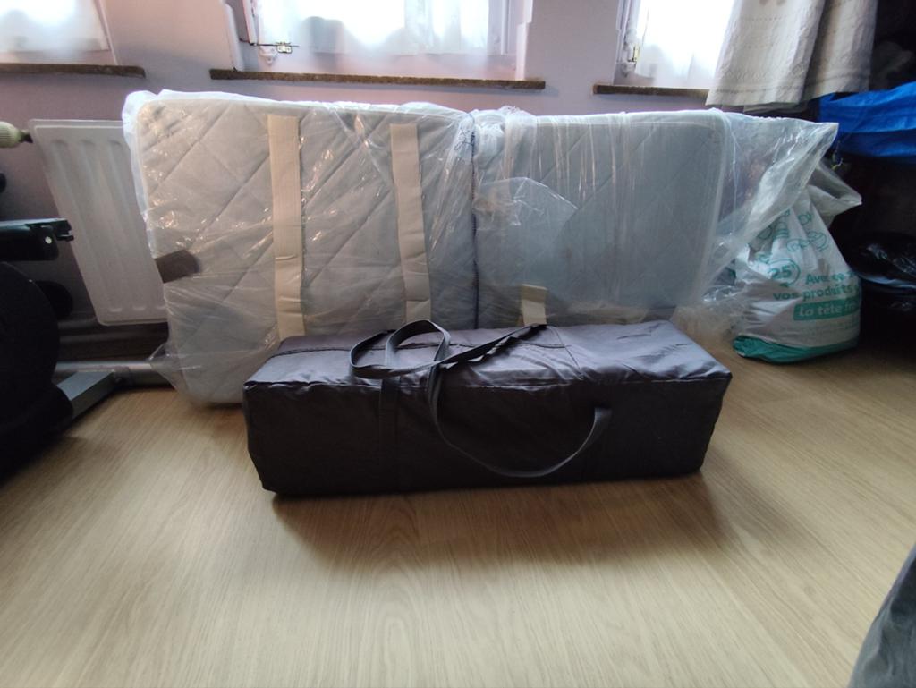 Lit bébé pliable + matelas + matelas a langer, Enfants & Bébés, Enlèvement