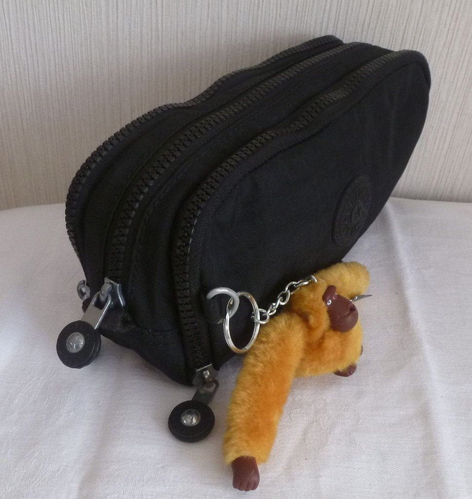 Kipling pennenetui „gitroy” triple pocket zwart + aap, Ophalen of Verzenden, Gebruikt