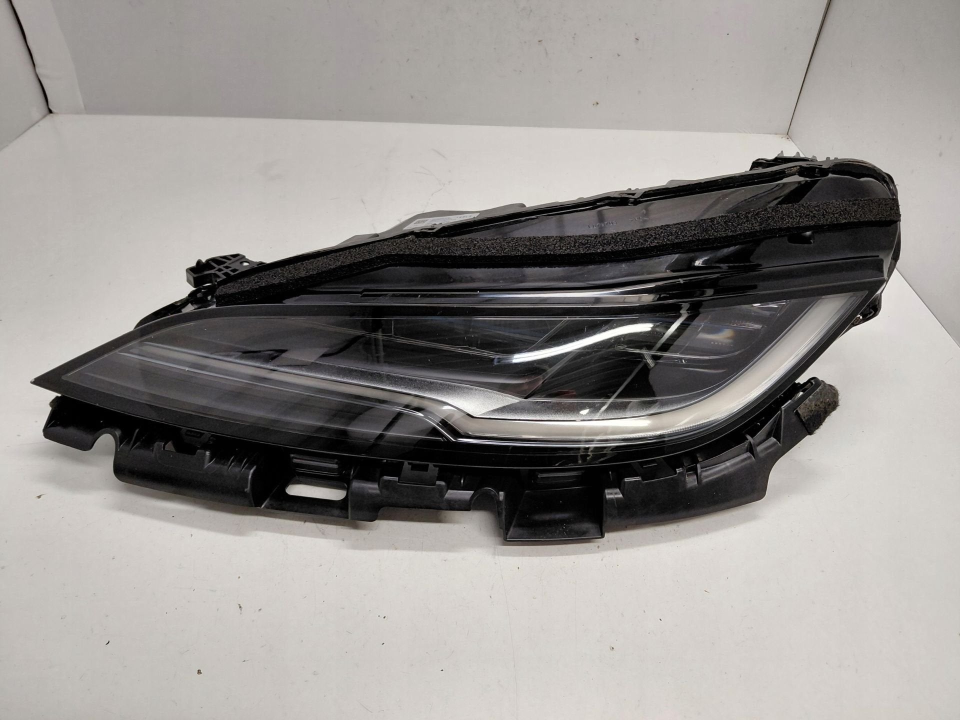 Tesla Model 3 Koplamp Links 1760888-00-E, Tesla, Inc., Gebruikt, Info@tesla.com, Tesla Road 1
78725  Austin