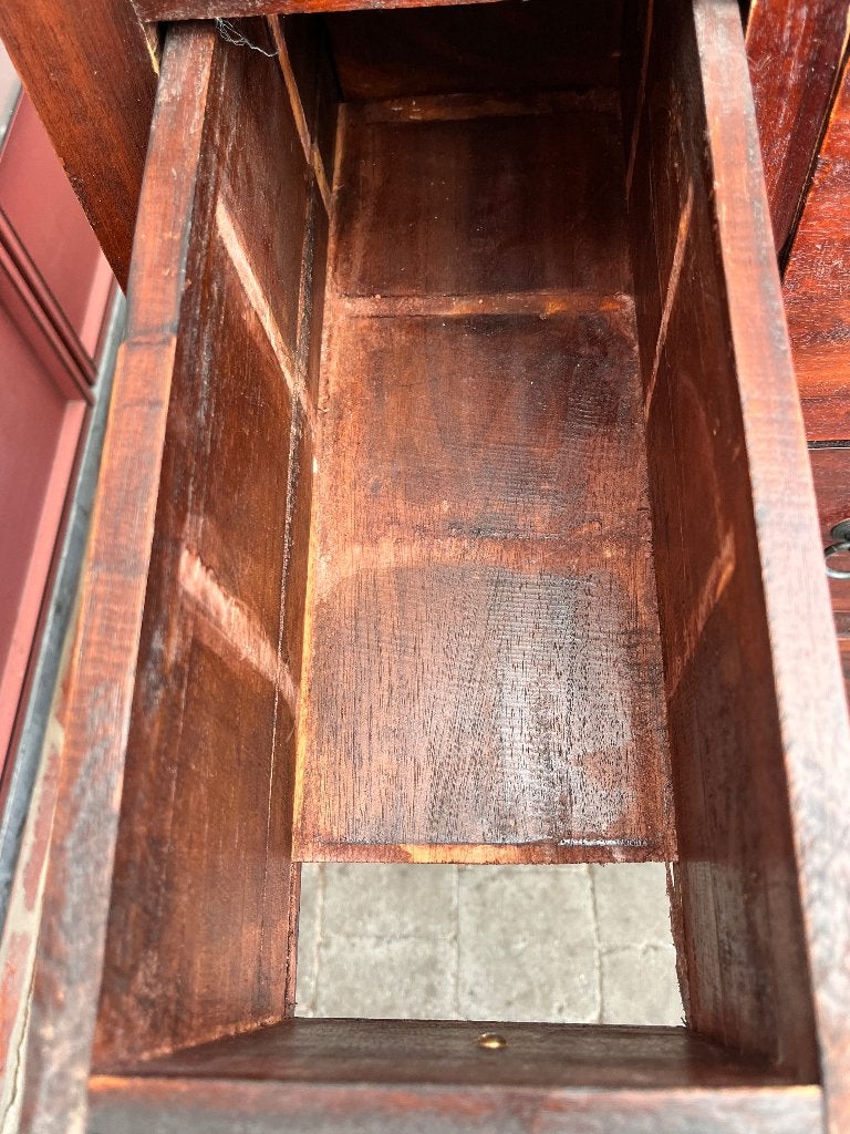 Hoge koloniale lade kast van massief hout, Enlèvement