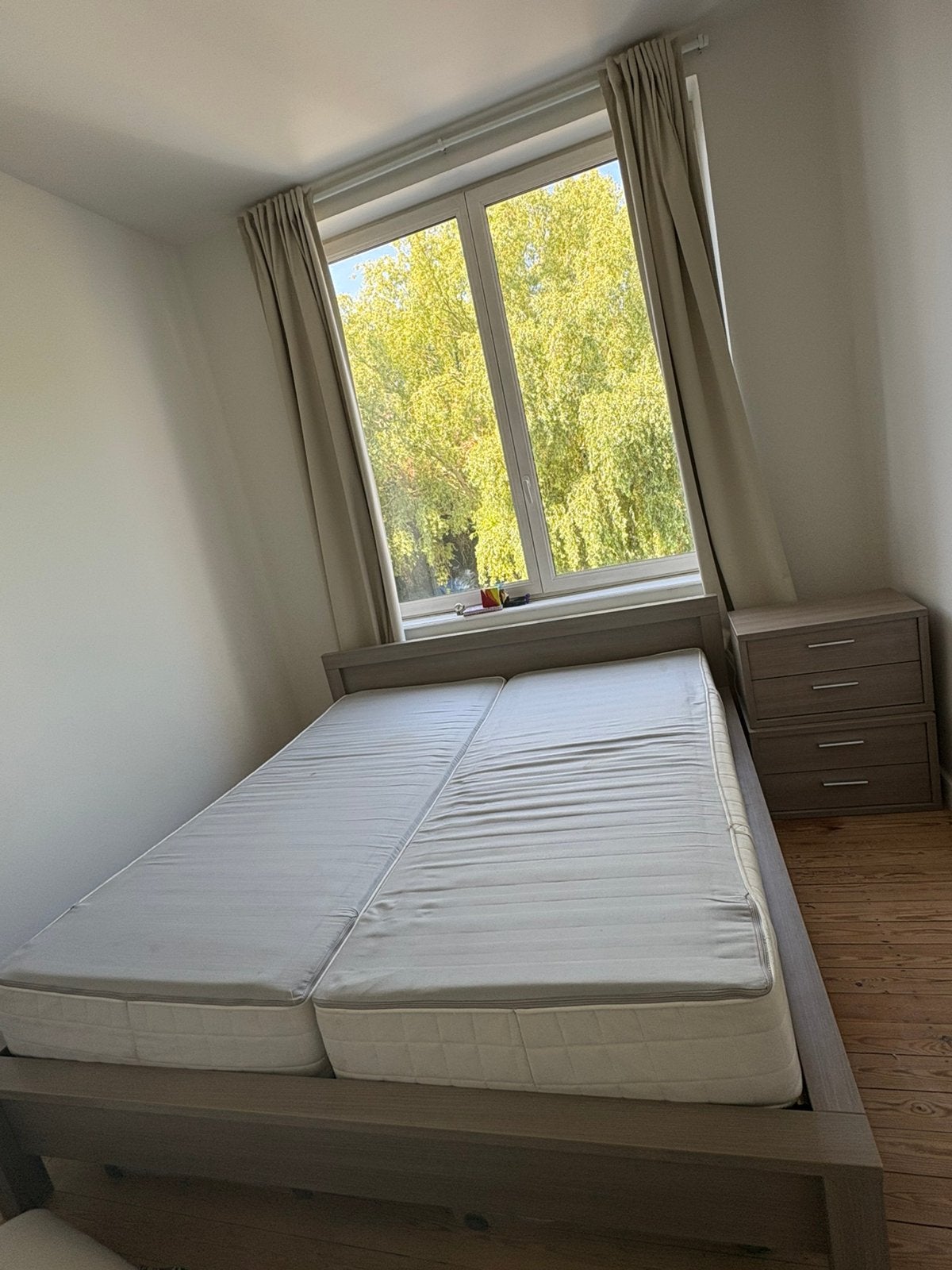 Elektrisch verstelbaar bed met nachtkastjes, Enlèvement, Comme neuf