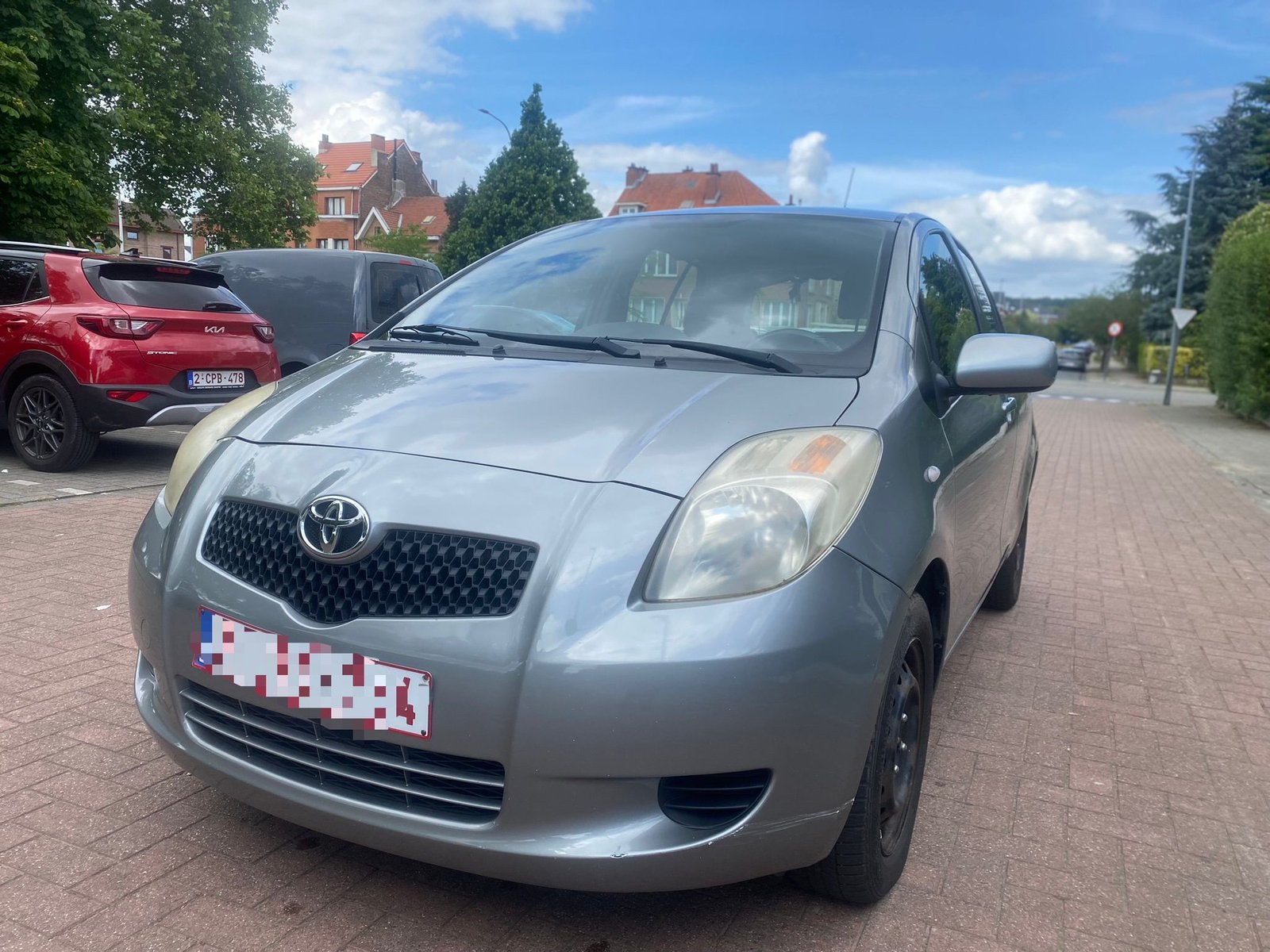 Toyota yaris 2007 1.3 VVTI 119 000km, Autos, Toyota, Argent ou Gris, Achat, Boîte manuelle, Noir