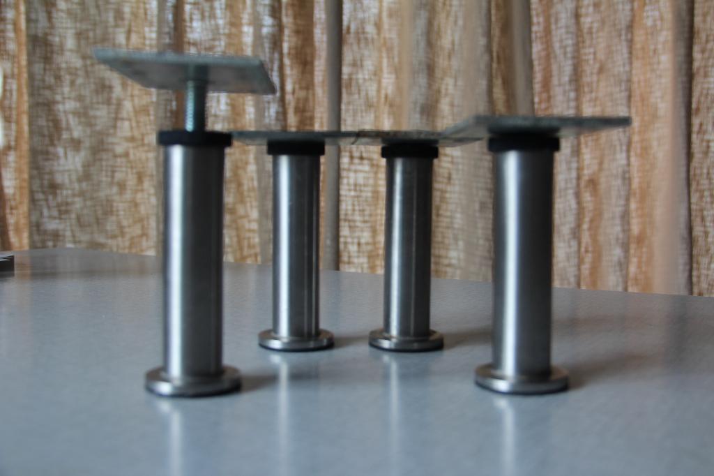 Pieds réglables acier inox IKEA 4 pièces, Maison & Meubles, Enlèvement ou Envoi, Utilisé, Moins de 100 cm