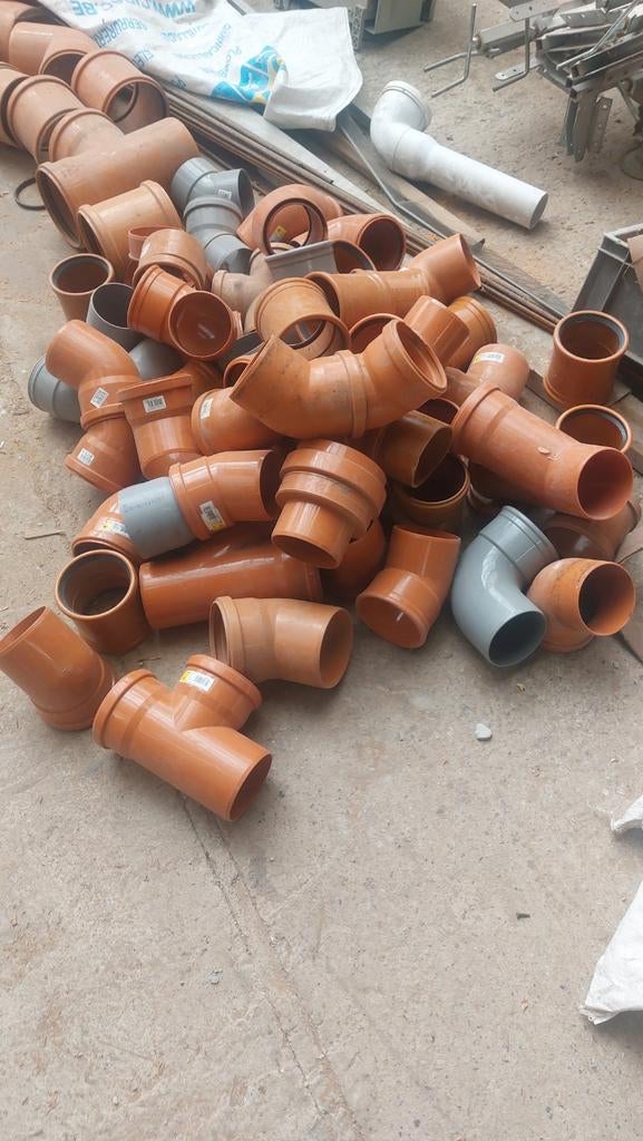 Coudes PVC diamètre 110    100.   90, Doe-het-zelf en Bouw, Buizen en Afvoer, Ophalen, Bochten, PVC, Nieuw