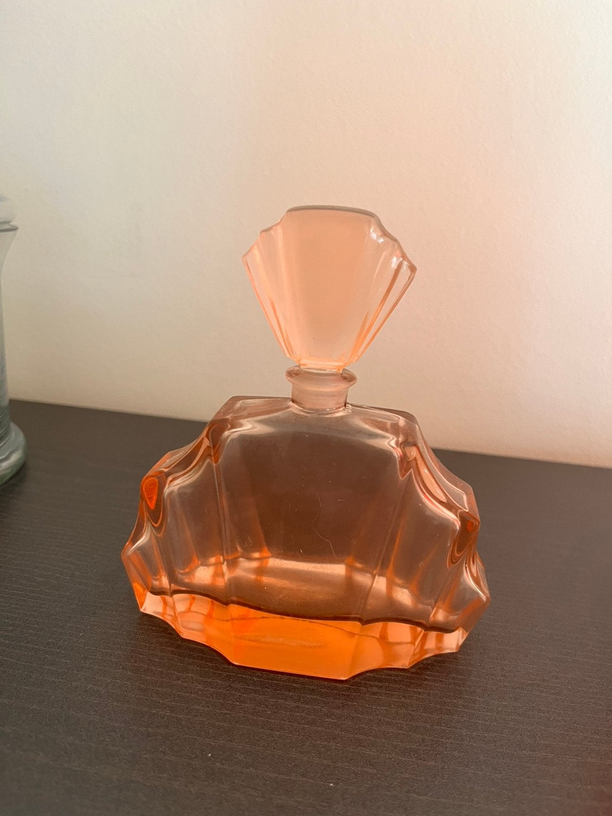 Antieke parfum flesje in roze glas, Ophalen