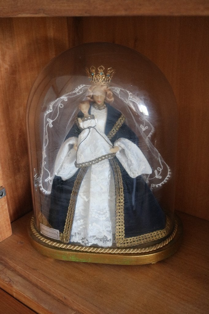 Mariabeeld (pop) onder glazen stolp, Ophalen
