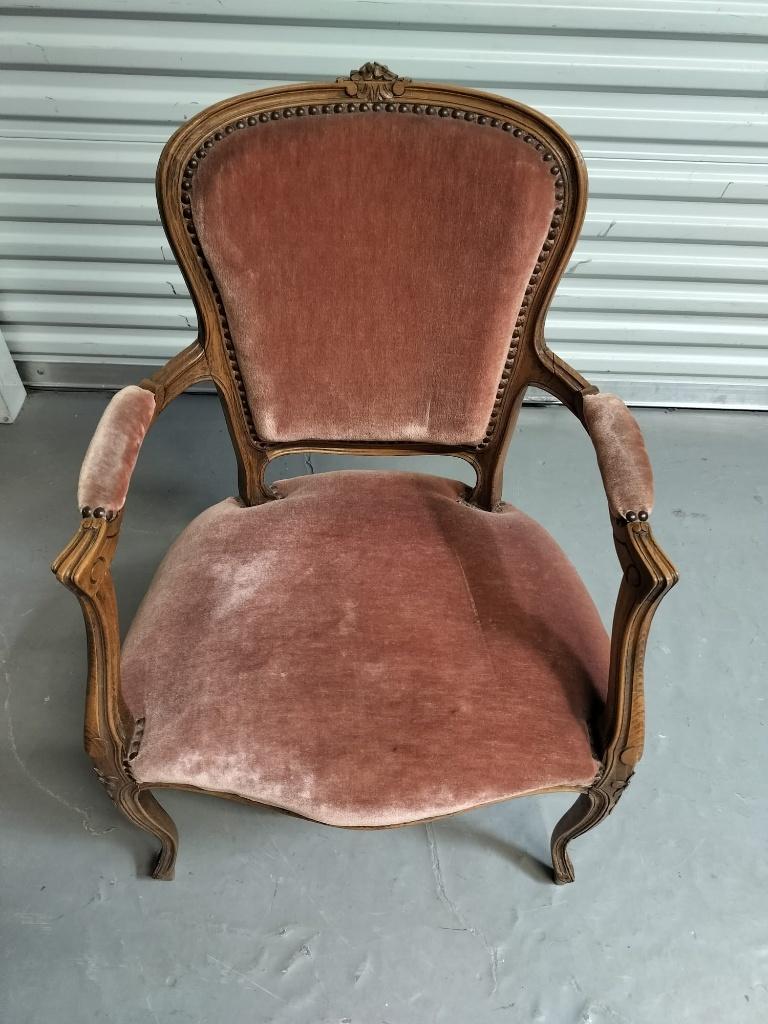 Petit fauteuil ancien, Enlèvement