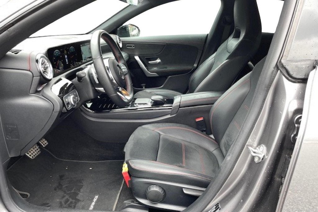 Mercedes-Benz CLA CLA 180 d AMG Line, Auto's, Mercedes-Benz, Stof, Zwart, 4 cilinders, Bedrijf