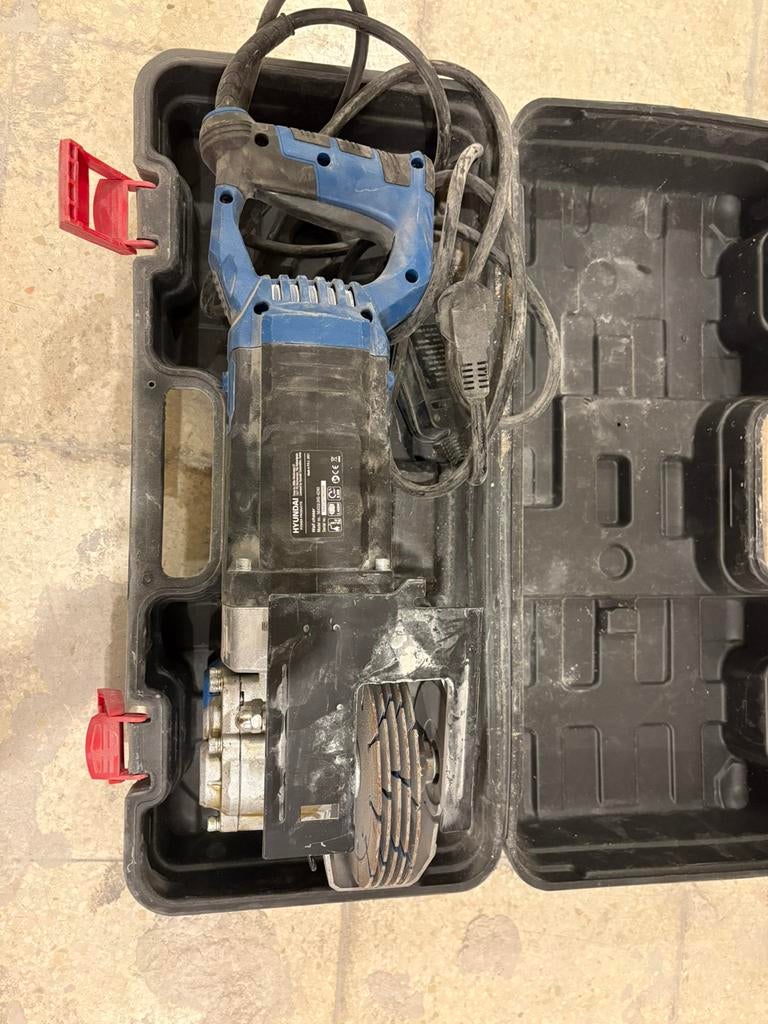 Sleuvenfrees Hyundai 2400W, Enlèvement, Utilisé, Électrique, Coupeuse à fente