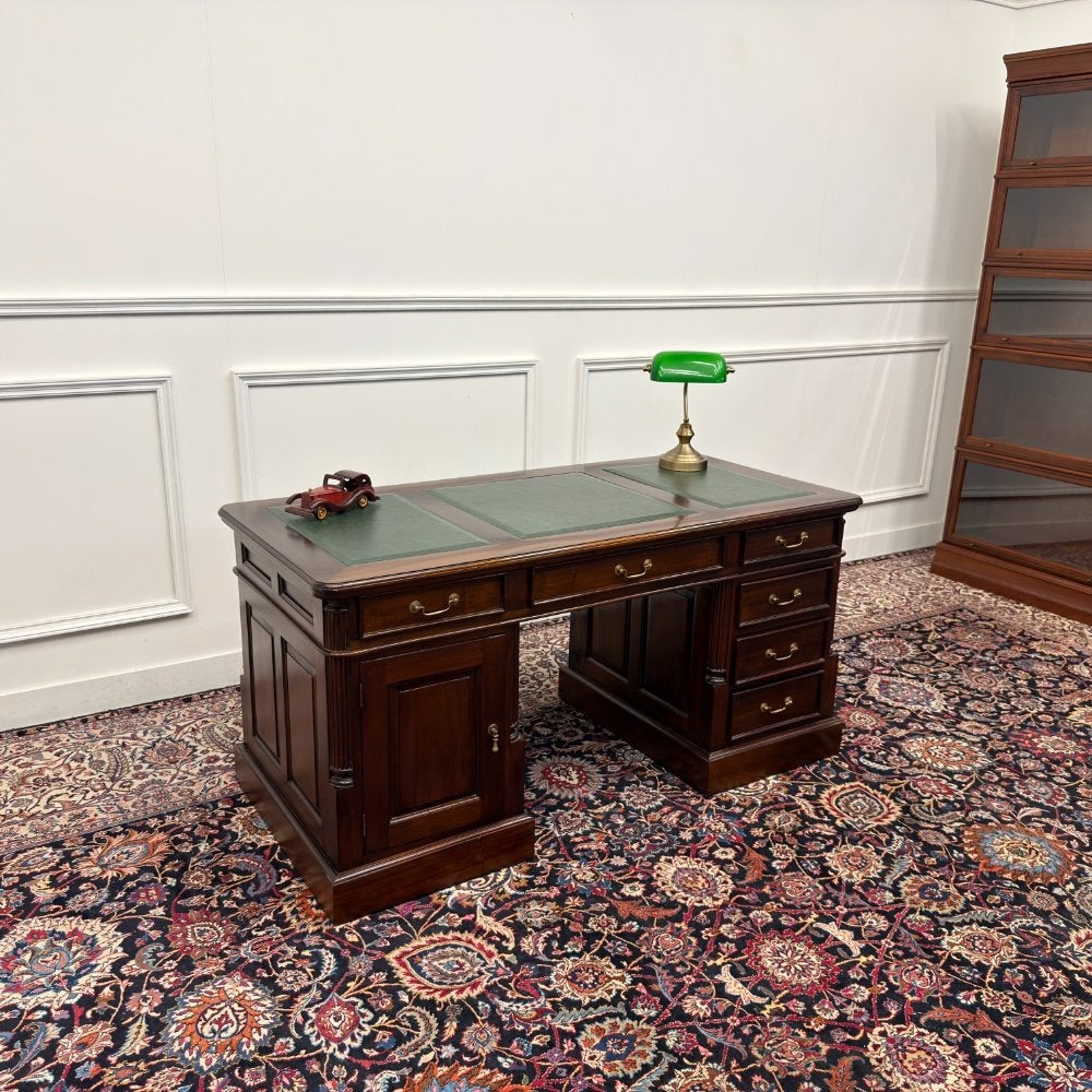 Klassiek Engels Chesterfield Bureau, Antiek en Kunst, Ophalen of Verzenden